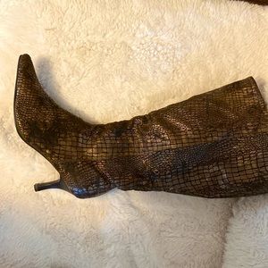 •Snake print heeled boots